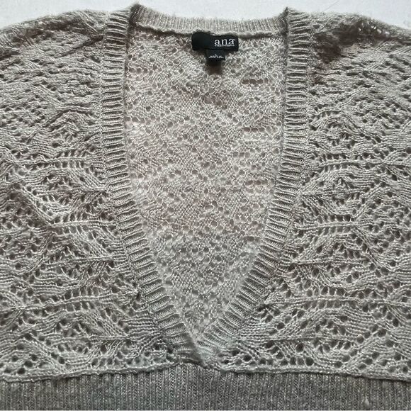 A.n.a. Women's Short Sleeve V neck Sweater Gray/Silver metallic Size Large - Picture 3 of 8